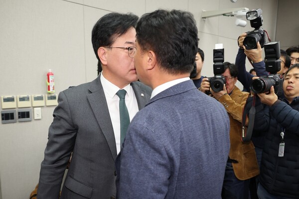 6일 오전 국회 운영위 국정감사 중 서로 충돌한 국민의힘 송언석 원내대표와 더불어민주당 이기헌 의원의 모습.(사진=연합뉴스)