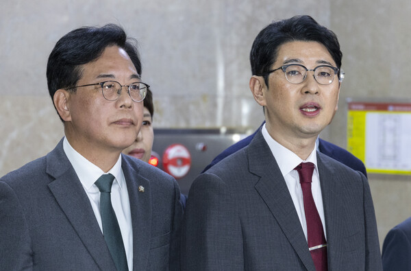 국민의힘 주진우 의원과 운영위원들이 6일 국회 운영위원회 회의실 앞에서 이날 운영위 회의 정회 직후 발생한 여야 의원 간 물리적 충돌 이후 열린 기자회견에서 신상 발언을 하고 있다.(사진=연합뉴스)