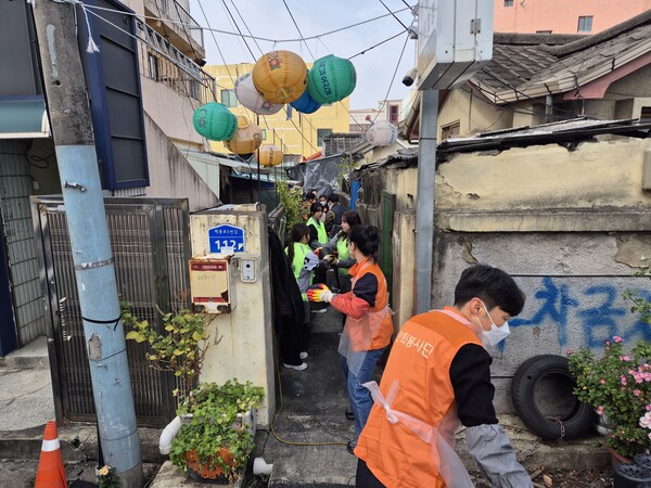 한화솔류션 중앙연구원과 대동종합사회복지관 직원들이 7일, 취약계층에 연탄 배발 봉사활동을 하고 있다(사진:대동좁합사회복지관 제공=굿모닝축제=이동우 기자)