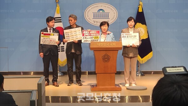 9일 오후 2시 국회 소통관에서 검찰의 대장동 일당 항소 포기에 대해 기자회견을 열고 있는 더불어민주당 법사위원들의 모습.(사진=굿모닝충청 조하준 기자)