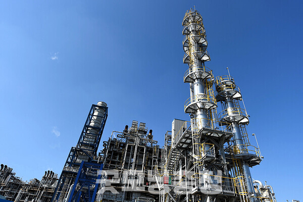 한화토탈에너지스는 탄소 배출 저감과 기후변화에 대응하기 위한 포집 파일럿 설비의 실증 운전에 돌입했다고 10일 밝혔다. (한화토탈에너지스 제공/ 굿모닝충청=김갑수 기자)