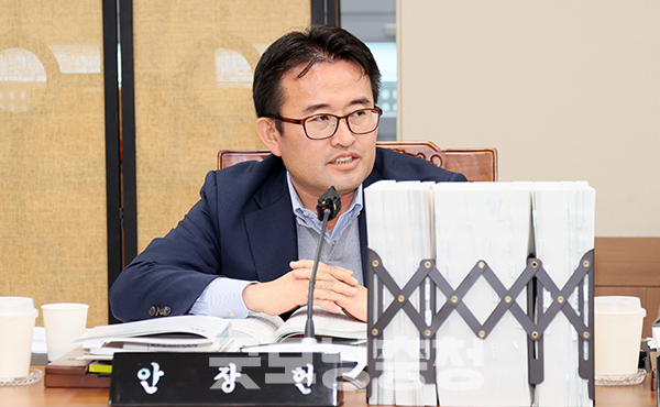 충남도의회 안장헌 의원(민주·아산5)이 최근 열린 국회 국정감사 과정에서 있었던 김태흠 지사의 태도를 문제 삼았다. (사진=충남도의회 누리집 갈무리/굿모닝충청=이종현 기자)