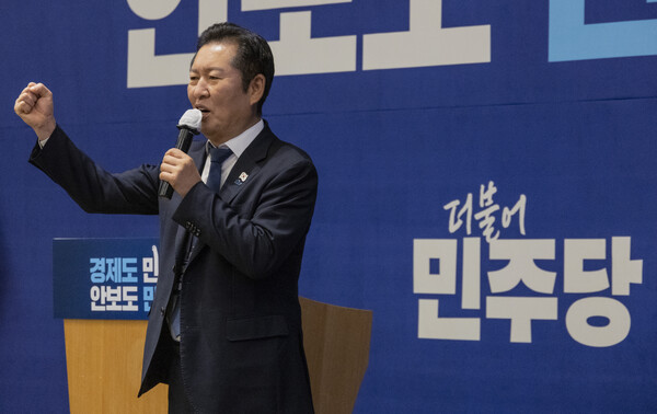 더불어민주당 정청래 대표가 11일 경기도 광주시 곤지암리조트에서 열린 2025년도 민주당 전국 지역위원장 워크숍에서 결의문을 낭독한 뒤 지방선거 필승을 위한 구호를 외치고 있다.(사진=연합뉴스)