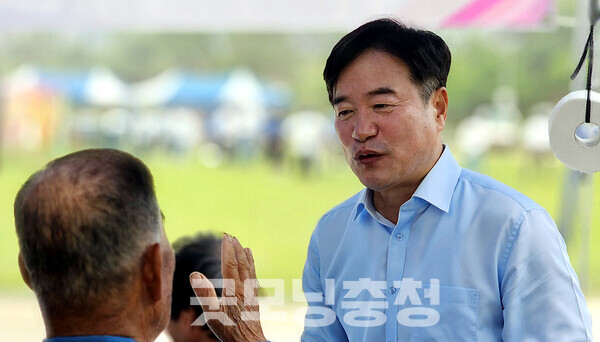 더불어민주당 조한기 서산·태안지역위원장이 국민의힘 성일종 국회의원(충남서산·태안)을 겨냥 “100만 원이 뇌물이 아니면, 얼마부터 뇌물인가?”라고 따져 물었다. (페이스북 자료사진/ 굿모닝충청=김갑수 기자)