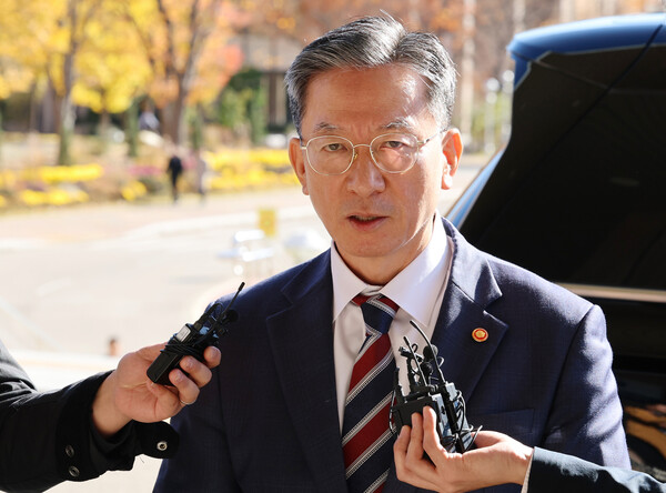 정성호 법무부 장관이 10일 정부과천청사 법무부로 출근하며 검찰의 '대장동 항소 포기' 결정과 관련한 입장을 밝히고 있다.(사진=연합뉴스)