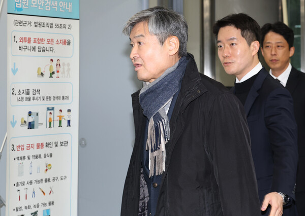 국가정보원법 위반, 직무유기, 위증 등의 혐의를 받는 조태용 전 국가정보원장이 11일 구속 전 피의자 심문(영장실질심사)을 받기 위해 서울 서초구 서울중앙지방법원에 들어서고 있다.(사진=연합뉴스)