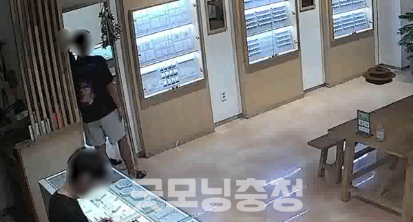 대전에서 금은방에 침입해 금목걸이를 훔친 20대 남성이 불과 5분 만에 붙잡혔다. (사진=대전경찰청 제공/굿모닝충청 신성재 기자)