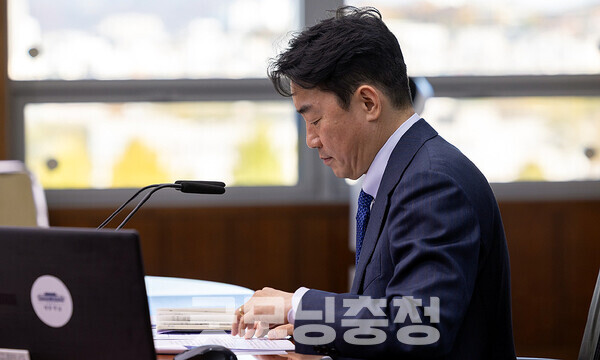 차기 지방선거가 7개월여 앞으로 다가온 가운데, 지역 정치권에서는 충남지사 유력 후보군인 강훈식 대통령 비서실장의 거취에 대한 관심이 이어지고 있다. (페이스북 자료사진/ 굿모닝충청=김갑수 기자)