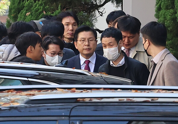 12.3 내란 사태 관련 내란·외환 의혹을 수사하는 조은석 특별검사팀이 12일 서울 용산구 자택에서 황교안 전 국무총리를 체포하고 있다.(사진=연합뉴스)