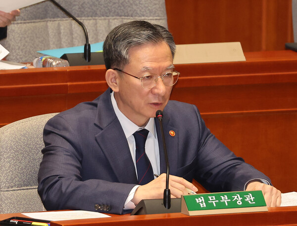 정성호 법무부 장관이 12일 국회에서 열린 예산결산특별위원회 전체회의에 출석해 대장동 사건 항소 포기 관련 질의에 답하고 있다.(사진=연합뉴스)