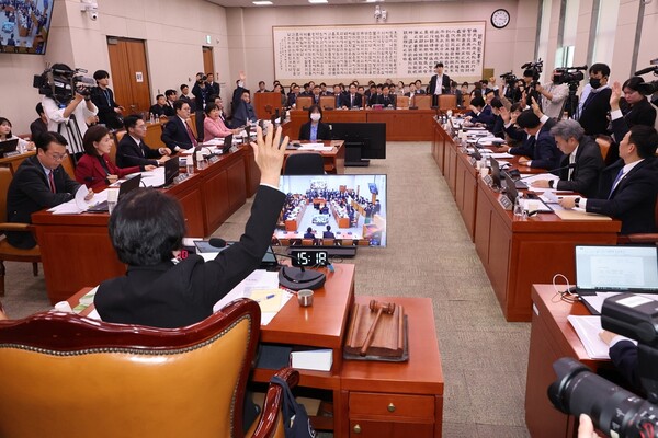 12일 서울 여의도 국회에서 열린 법제사법위원회 전체회의에서 여야 위원들이 담배사업법 일부개정법률안 등에 대한 대체토론 종결을 위한 표결을 하고 있다.(사진=연합뉴스)