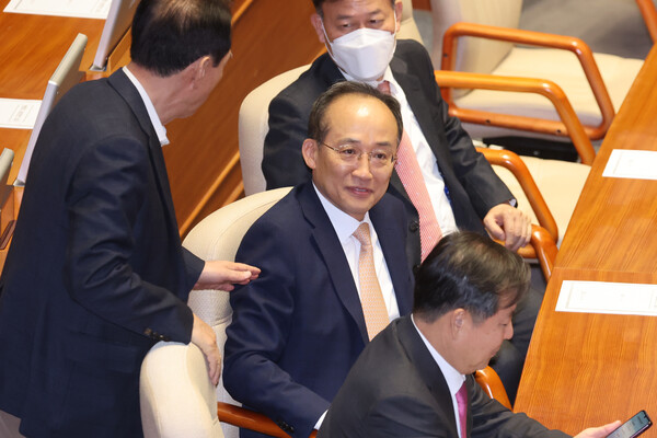 내란 중요임무 종사 혐의로 구속 영장이 청구된 국민의힘 추경호 의원이 13일 자신의 체포동의안 보고가 예정된 국회 본회의에 출석해 김석기 의원과 악수하고 있다.(사진=연합뉴스)