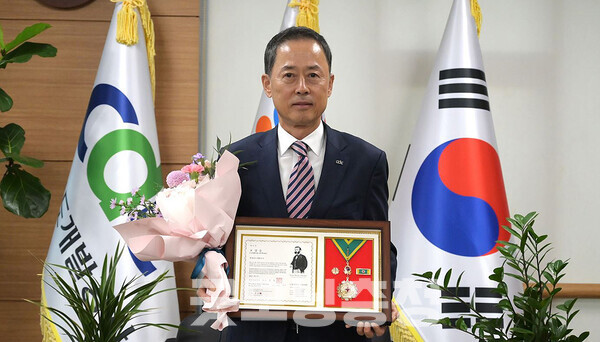 충남개발공사(사장 김병근, 공사)는 12일 충남도청 문예회관에서 열린 대한적십자사 창립 120주년 연차대회에서 ‘최고명예대장’을 수상했다고 밝혔다. (공사 제공/ 굿모닝충청=김갑수 기자)