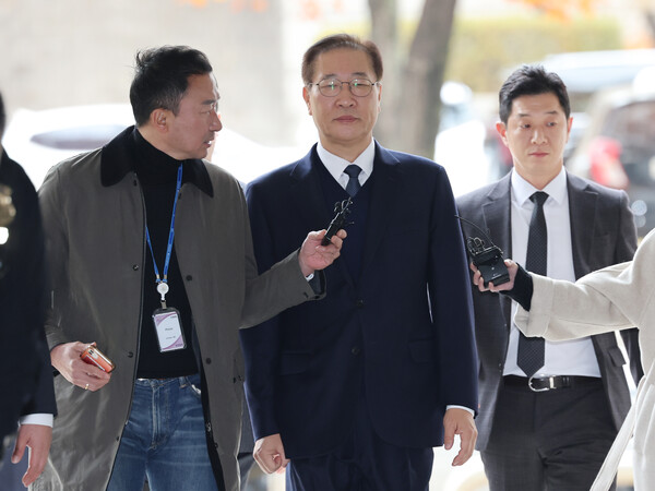 내란 중요임무 종사 및 직권남용 권리행사 방해 혐의로 구속영장이 청구된 박성재 전 법무부 장관이 13일 서울 서초구 서울중앙지법에서 열린 구속 전 피의자 심문(영장실질심사)에 출석하기 위해 법정으로 향하고 있다.(사진=연합뉴스)