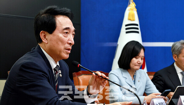 더불어민주당 박수현 국회의원(충남공주·부여·청양)은 자신의 충남지사 선거 출마설과 관련 “올해 개혁과 청산 작업에 집중하고 내년 설 때쯤 되면 크게 민심이 어떤 것을 원하고 계신지 보일 것”이라고 말했다. (페이스북 자료사진/ 굿모닝충청=김갑수 기자)