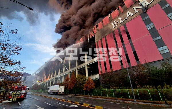 15일 오전 6시 8분쯤 충남 천안시 동남구 풍세면 용정리에 있는 이랜드패션 물류센터 건물에서 불이 났다. (사진=굿모닝충청 채원상 기자)