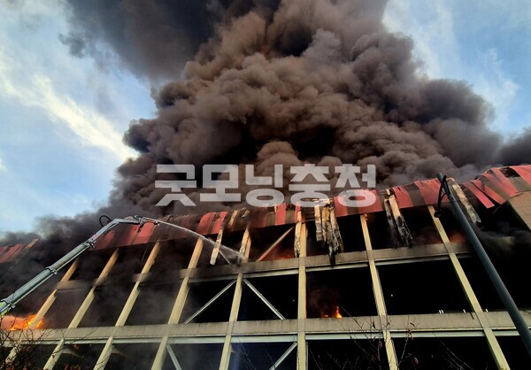 천안 이랜드패션 물류센터 화재 현장. (사진=굿모닝충청 채원상 기자)