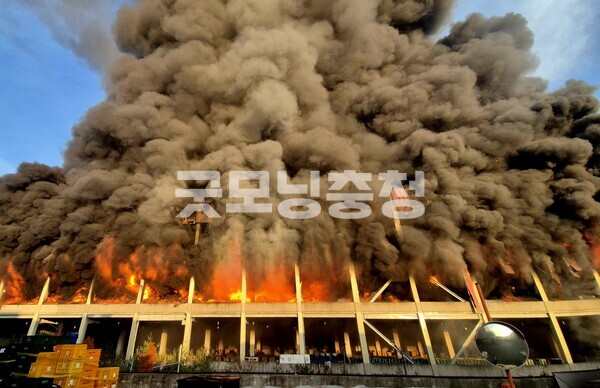 15일 오전 6시 8분쯤 충남 천안시 동남구 풍세면 용정리에 있는 이랜드패션 물류센터 건물에서 불이 났다. (사진=굿모닝충청 채원상 기자)