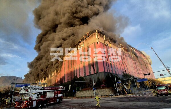 15일 오전 6시 8분쯤 충남 천안시 동남구 풍세면 용정리에 있는 이랜드패션 물류센터 건물에서 불이 났다. (사진=굿모닝충청 채원상 기자)