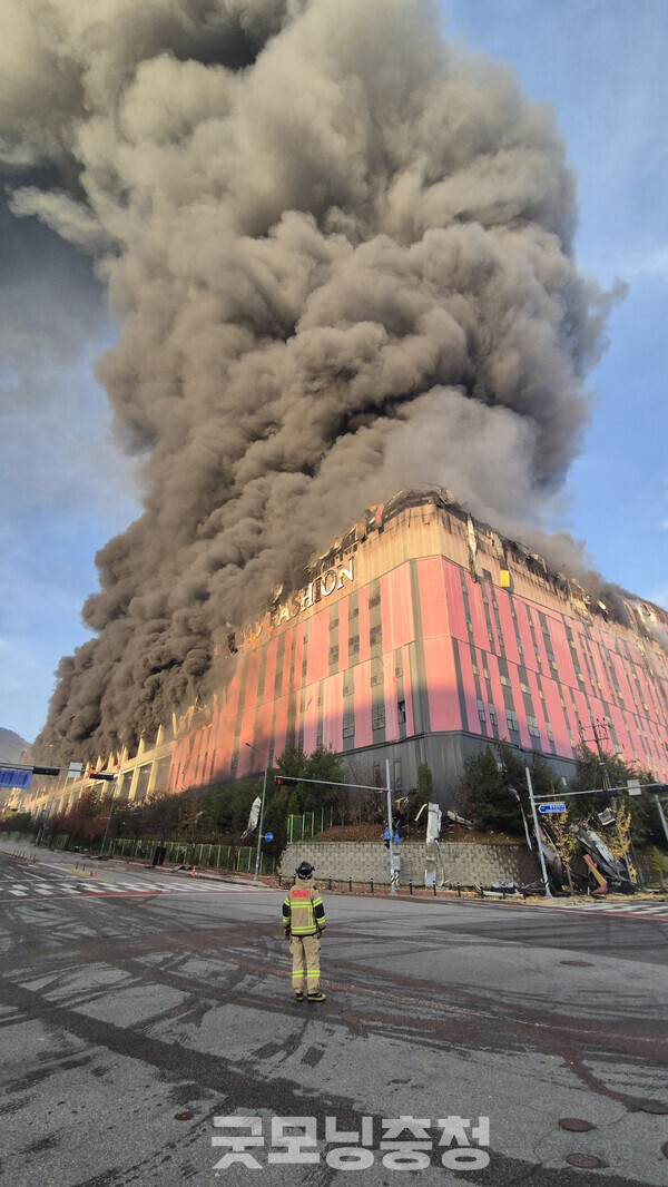 천안 이랜드패션 물류센터 화재 현장. (사진=굿모닝충청 채원상 기자)