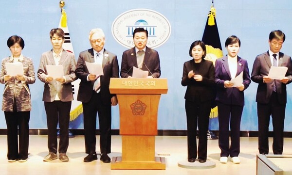 더불어민주당 3대특검 종합대응 특별위원회가 14일 국회에서 기자회견을 열어 서울중앙지방법원의 박성재 전 법무부 장관과 황교안 전 국무총리에 대한 구속영장 기각에 대해 강하게 규탄하며 사법부의 신뢰 회복을 촉구했다. 사진=신용한/굿모닝충청 김종혁 기자