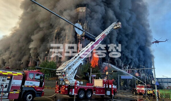 15일 오전 6시 8분쯤 발생한 충남 천안시 동남구 풍세면 용정리 소재 이랜드패션 물류센터 화재가 7시간째 이어지고 있다. (사진=굿모닝충청 채원상 기자)