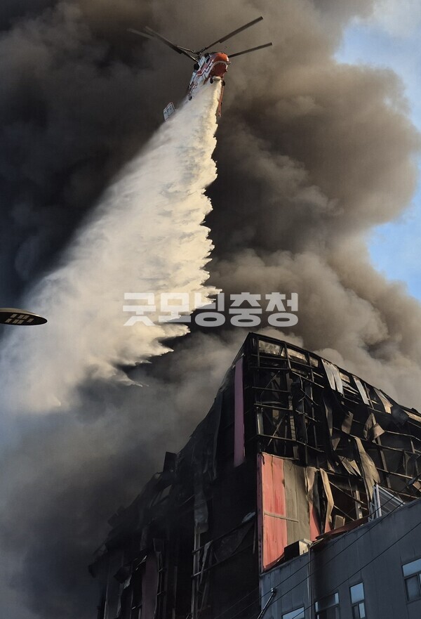 충남 천안시 동남구 풍세면 용정리 소재 이랜드패션 물류센터 화재 현장. (사진=굿모닝충청 채원상 기자)