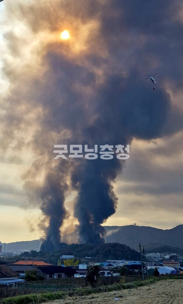 충남 천안시 동남구 풍세면 용정리 소재 이랜드패션 물류센터 화재 현장. (사진=굿모닝충청 채원상 기자)
