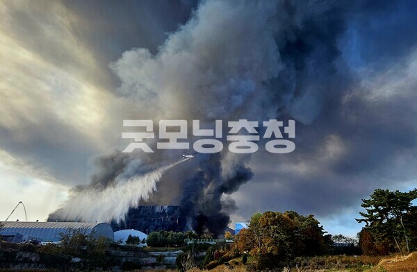 충남 천안시 동남구 풍세면 용정리 소재 이랜드패션 물류센터 화재 현장. (사진=굿모닝충청 채원상 기자)