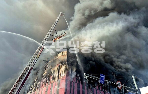 충남 천안시 동남구 풍세면 용정리 소재 이랜드패션물류센터 화재 현장. (사진=굿모닝충청 채원상 기자)