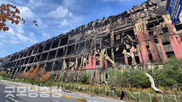 지난 15일 오전 6시 8분쯤 충남 천안시 동남구 풍세면 풍세산업단지 내 이랜드 패션물류센터에서 초대형 화재가 발생했다. 야간작업 등 신속하고 집중적인 대처로 만 하루 만인 16일 불길은 잡혔으나 인근 주민들의 악취 호소가 계속되고 있다. 앙상한 뼈대만 남은 건물. (사진: 굿모닝충청=노준희 기자)