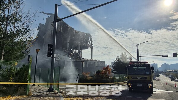 여전히 물을 뿜으며 현장 잔불을 정리하는 소방차 (사진=노준희 기자)