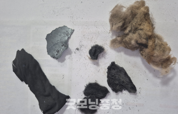 산업단지 인근 상가에서 디자인 회사를 운영하는 한 업체 대표는 “주변 분들의 피해는 아직 들은 바가 없지만 검은 연기가 매우 심했다”며 “건물에서 떨어져 나온 듯한 물건들이 주변까지 날아왔다”고 설명했다. (사진: 제보 주민 제공)