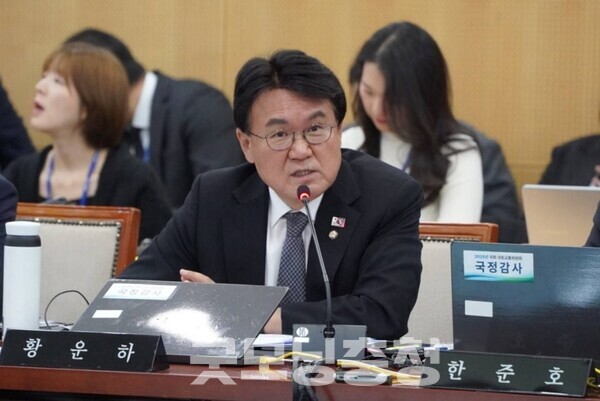 조국혁신당 황운하 국회의원(대전 중구)은 16일 페이스북을 통해 “보완수사권을 공소청에 남겨두는 것은 또 한 번의 검찰개혁 실패를 의미한다”며 “검찰개혁의 방향은 검찰이 강하게 집착하는 반대방향으로만 가면 그게 올바른 방향”이라고 강조했다. (사진=황운하 의원실 제공/굿모닝충청 신성재 기자)