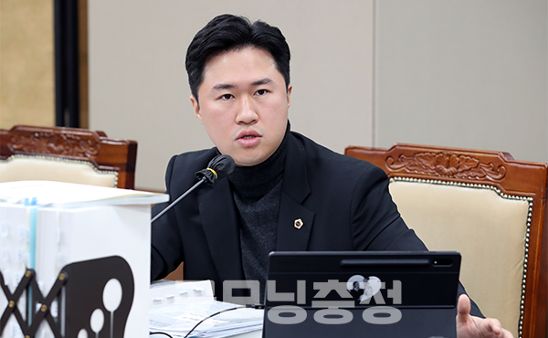 충남도의회 지민규 의원(무소속·아산6)은 17일 “직원도 충남에 살지 않고  수의계약도 도내 업체에 안하는데 이게 충남연구원이냐”며 “대전연구원 느낌이 난다”고 말했다. (사진=충남도의회 제공/굿모닝충청=이종현 기자)