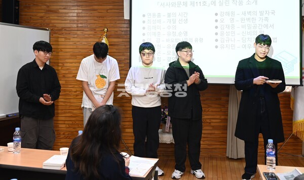 출판기념회에 참석한 우송고 창작동아리 회원들