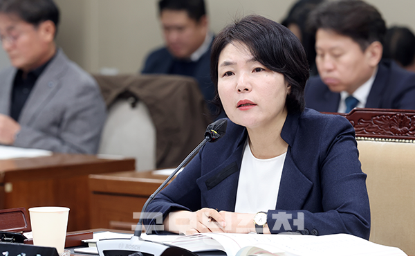 전희경 충남연구원장은 17일 “경영평가 등급이 3등급 하락, 라등급을 받는 초유의 상황이 벌어졌다”며 “이런 상황에서 부임한 지 몇 개월 되지 않은 제가 직원들을 승진시키는 것이 과연 올바른 선택인지 의원들께서도 동의하시기 어려울 것”이라고 말했다. (사진=충남도의회 제공/굿모닝충청=이종현 기자)