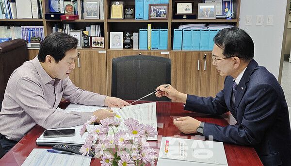 이완섭 서산시장이 지역 최대 현안 해결을 위해 여야 정치권에 초당적인 지원을 호소하고 나섰다. (서산시 제공: 왼쪽부터 황명선 민주당 최고위원과 이완섭 시장/ 굿모닝충청=김갑수 기자)