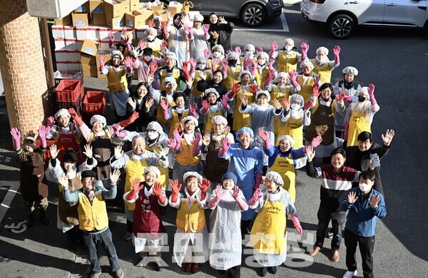 대전 중구는 18일 중구자원봉사센터(센터장 김진화) 주관으로 부사칠석놀이보존회관에서 이웃사랑 김장 나눔 행사를 진행했다고 밝혔다. (사진=중구 제공/굿모닝충청 신성재 기자)