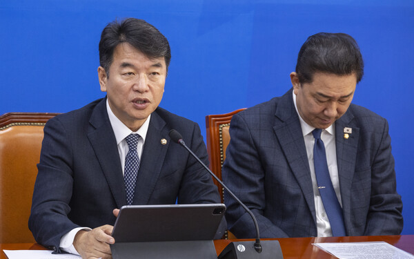 18일 오전 열린 더불어민주당 원내대책회의에서 발언 중인 문진석 원내운영수석부대표의 모습.(사진=연합뉴스)