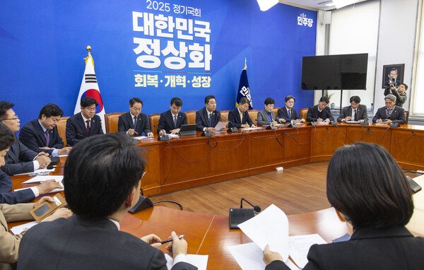 18일 오전 열린 더불어민주당 원내대책회의 모습.(사진=연합뉴스)