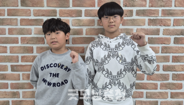 어린 친구들의 포부가 대단했다. 굉음을 울리며 속도감으로 스피드를 겨루는 경기인 카트레이싱에 흠뻑 빠진 아이들. 무섭기는커녕 오히려 탈수록 재밌다는 용감하고 씩씩한 윤이삭과 윤다니엘 형제다. (사진: 왼쯕이 동생 다니엘, 오른쪽은 형 이삭. 형제가 원하는 벽을 배경으로 한 컷./굿모닝충청=노준희 기자)