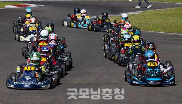 경기는 나이에 따라 마이크로·미니·주니어·시니어 등으로 구분해서 참가할 수 있다. 아무리 아이들이지만 서킷(자동차 경주장)을 달리면 최고 시속 100㎞를 넘기기도 한다. 보는 이들의 손에 땀을 쥐게 하는 건 모터스포츠의 특징 그대로다. (사진: 윤정호 씨 제공)