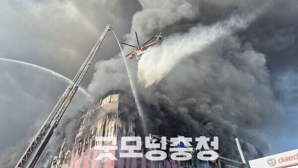 충남도는 천안 이랜드패션 물류센터 화재 현장 주변 대기질을 측정한 결과 미세먼지, 벤젠 등이 기준치 이내로 조사됐다고 19일 밝혔다. (자료사진=본사DB/굿모닝충청=이종현 기자)