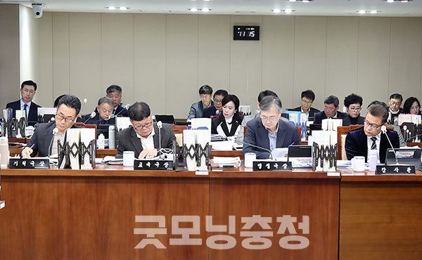 충남 공주시 소재 영명고등학교에서 소망반(성적우수자 전용반) 학생들에게 기출문제를 제공하고 동일·유사 문항을 대거 반복 출제한 사실이 감사 결과 확인됐지만, 충남교육청은 “재시험은 불가하다”는 결론을 내린 것으로 19일 확인됐다. (사진=충남도의회 제공/굿모닝충청=이종현 기자)