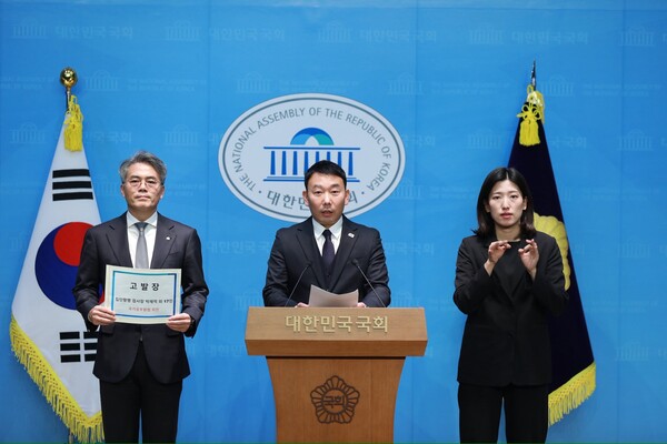 19일 오후 국회 소통관에서 기자회견을 열고 이른바 대장동 사건 항소포기에 반발해 검란을 일으킨 박재억 수원지검장 포함 18명의 검사장과 검사장 직무대리들을 모두 국가공무원법 위반 혐의로 고발한다고 밝힌 더불어민주당 소속 법사위원들의 모습.(사진=김용민 페이스북)
