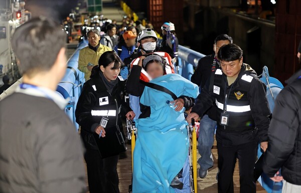 19일 오후 전남 목포시 목포해양경찰서 전용 부두로 여객선 퀸제누비아2호 탑승객들이 구조돼 놀란 가슴을 쓸어내리며 이동하고 있다.(사진=연합뉴스)