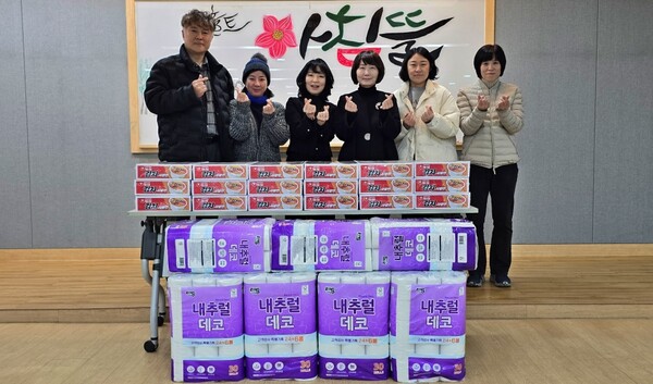 대전사랑메세나 회원과 예술인들이 19일 홀트아동복지회 한부모가족복지시설 ‘아침뜰’을 찾아 라면과 생필품 등을 전달하고 있다.(사진=대전사랑메세나 제공/굿모닝충청 김태린 기자)