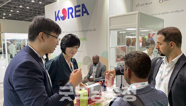 충남 금산군은 지난 17일부터 19일까지 두바이 세계무역센터에서 열린 ‘2025 유기농 제품 박람회’에 지역 인삼제조업체 4곳이 참여, 총 174만 달러의 수출협약(MOU)을 체결했다고 밝혔다. (금산군 제공/ 굿모닝충청=김갑수 기자)