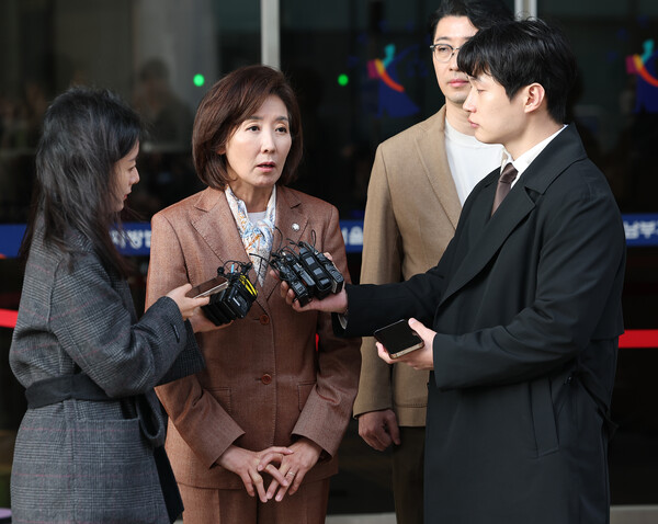 국민의힘 나경원 의원이 20일 서울 양천구 서울남부지방법원에서 열린 '국회 패스트트랙 충돌' 1심 선고 공판을 마친 후 나서며 취재진 질문을 받고 있다.(사진=연합뉴스)